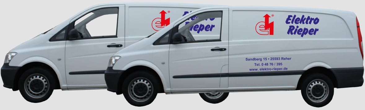 Die zwei weißen Firmenwagen von Elektro Rieper mit rotem Zeichen und blauem Schriftzug